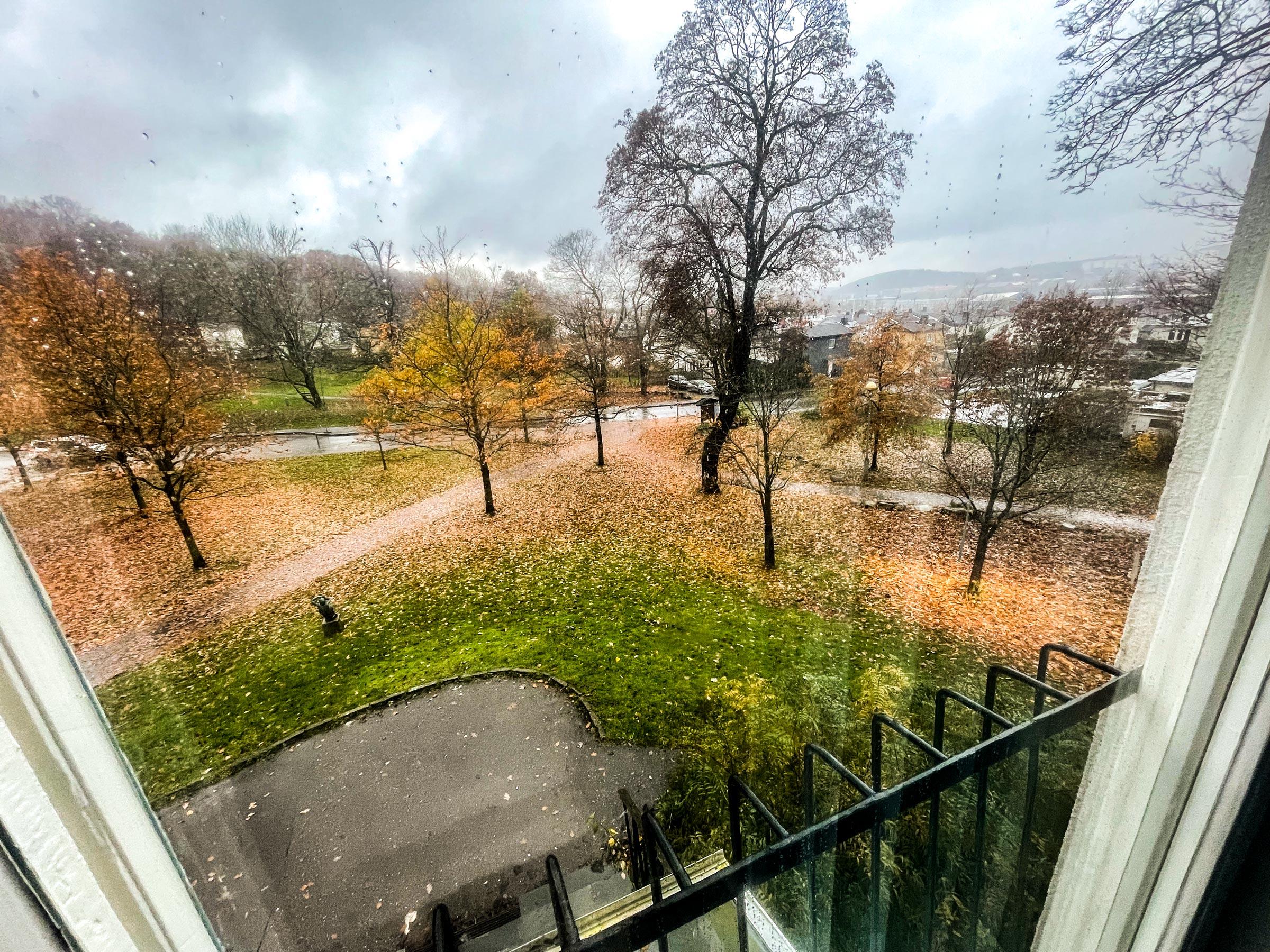 Vy mot parkeringen och västra parken